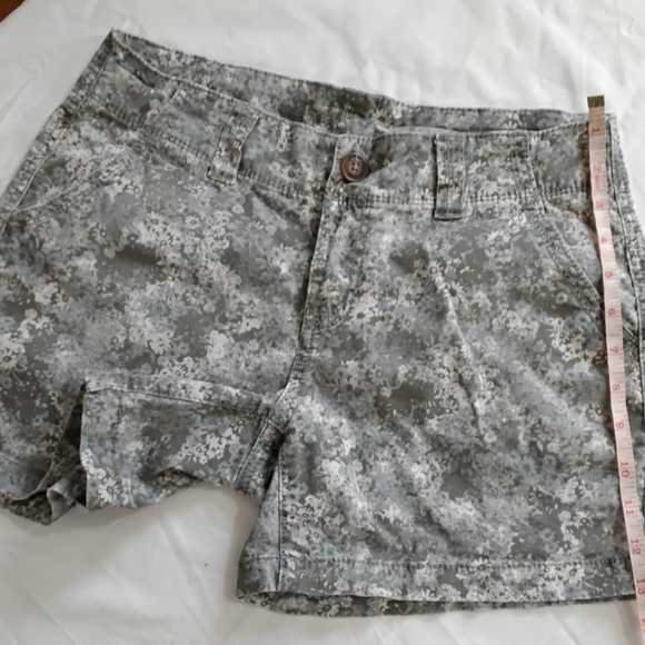 Maurices Gray Camouflage Women's Shorts Size 5/6 - Picture 7 of 8